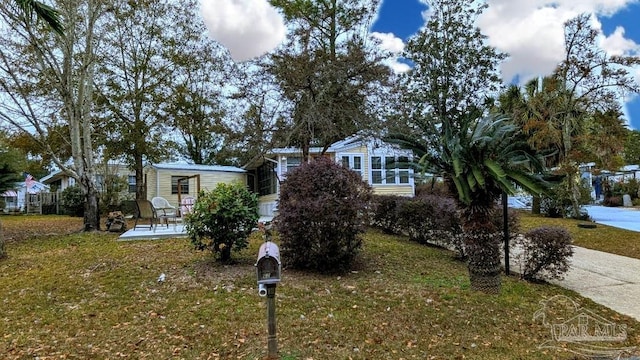 view of front facade featuring a patio and a front lawn