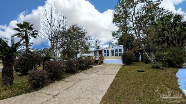 view of front of home featuring a front yard