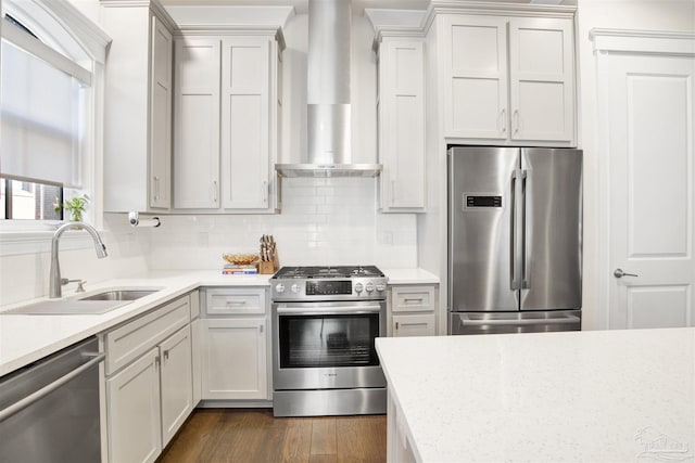 kitchen with a sink, stainless steel appliances, wall chimney range hood, decorative backsplash, and dark wood-style flooring