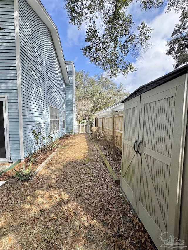 view of yard with a storage unit