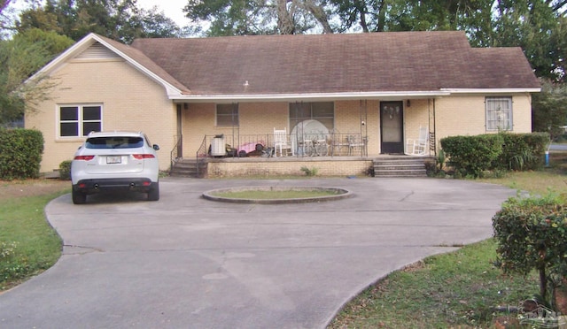 ranch-style house featuring a porch