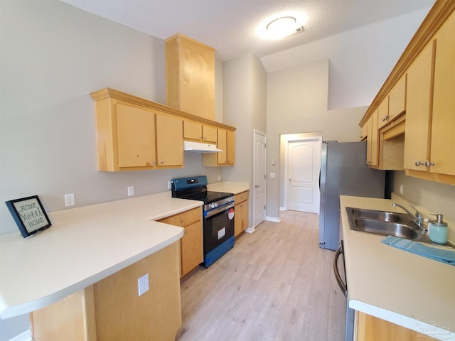 kitchen featuring electric range, sink, light hardwood / wood-style flooring, kitchen peninsula, and light brown cabinetry