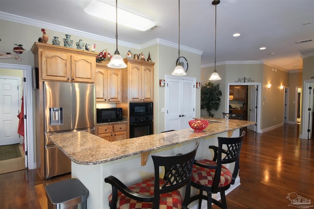 kitchen featuring visible vents, ornamental molding, dark wood-style flooring, a breakfast bar, and black appliances
