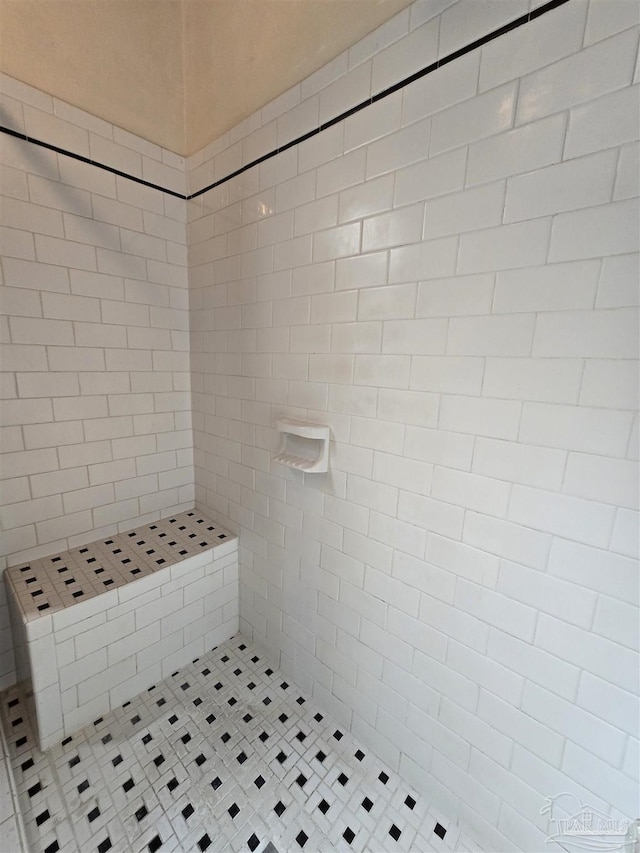 bathroom featuring a tile shower