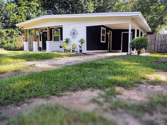 view of front of property with a front yard