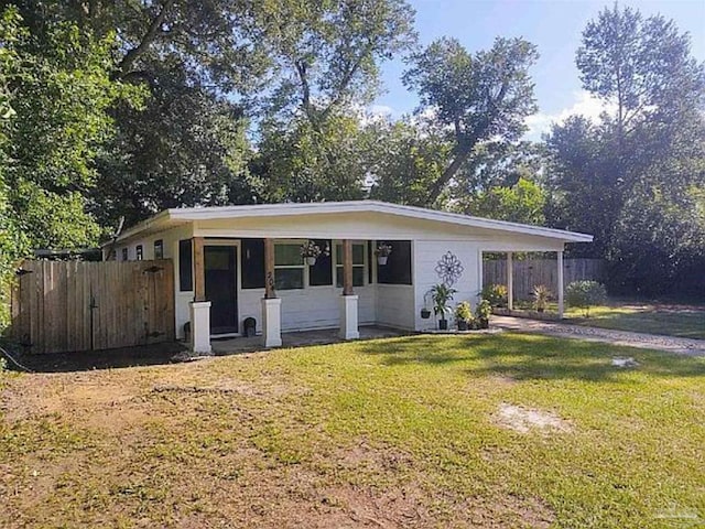 view of front facade with a front yard