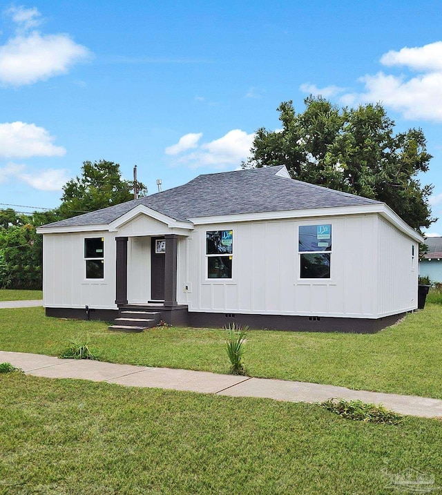 view of front of property with a front yard