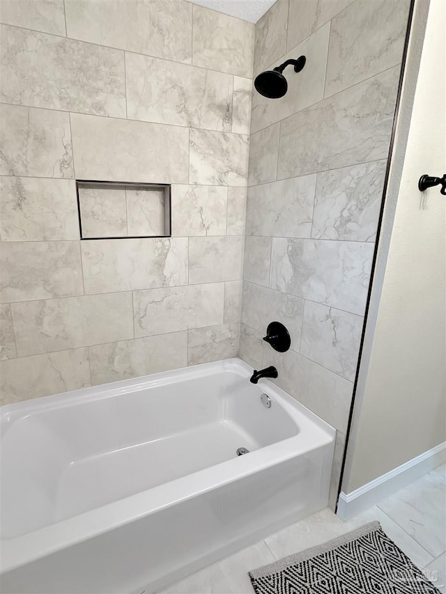 bathroom with tiled shower / bath