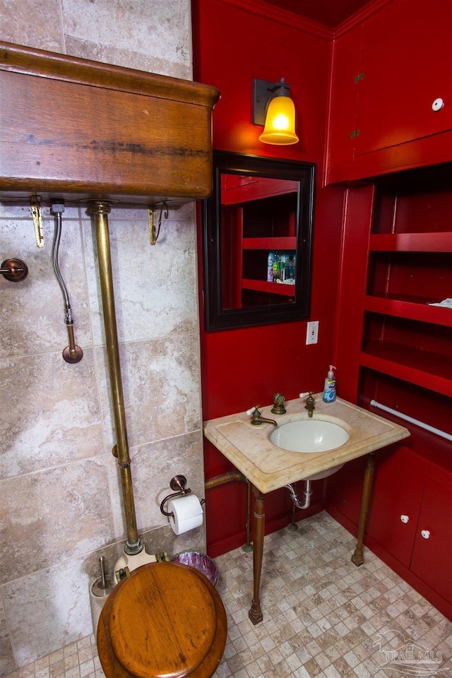 bathroom featuring sink