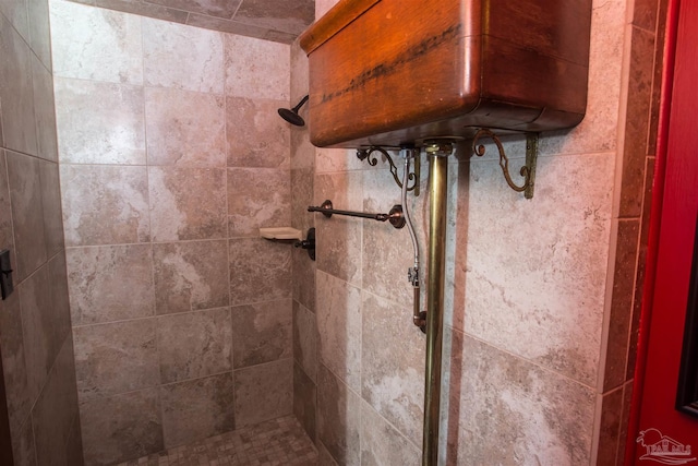 bathroom featuring a tile shower