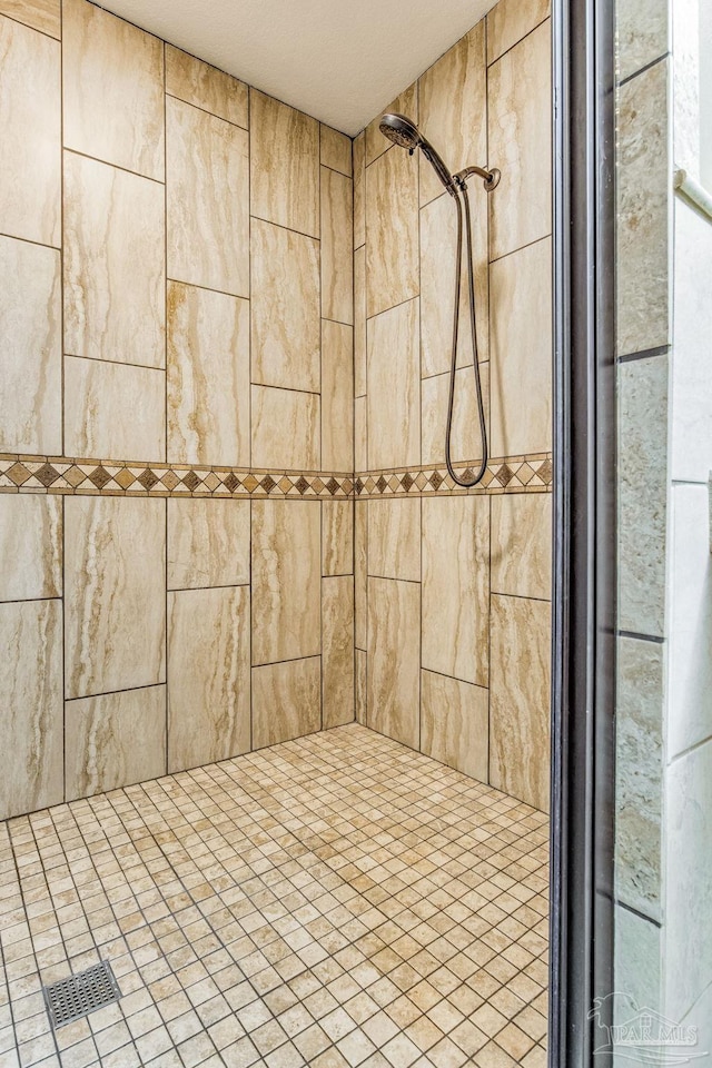 bathroom featuring tiled shower