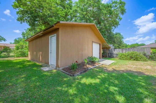 view of outdoor structure featuring an outdoor structure and a fenced backyard
