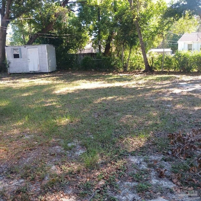 view of yard featuring a shed