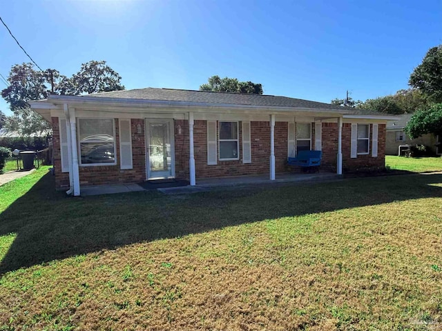 ranch-style house featuring a front yard