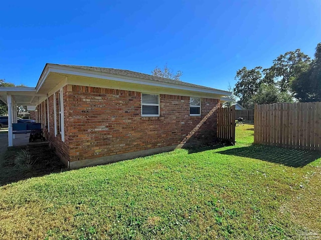 view of side of property featuring a lawn