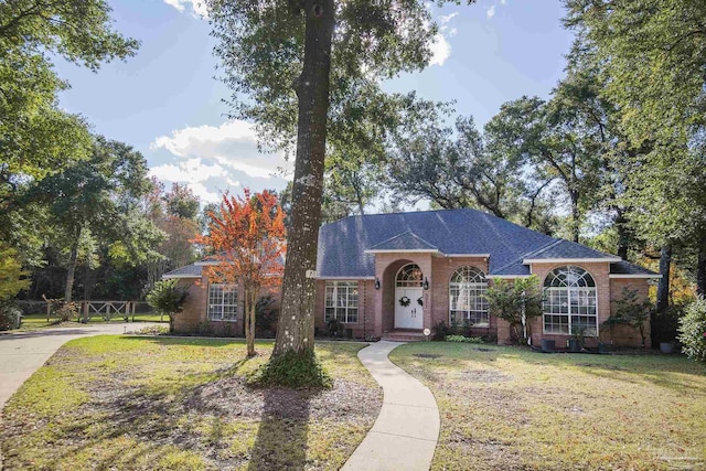 ranch-style house featuring a front lawn