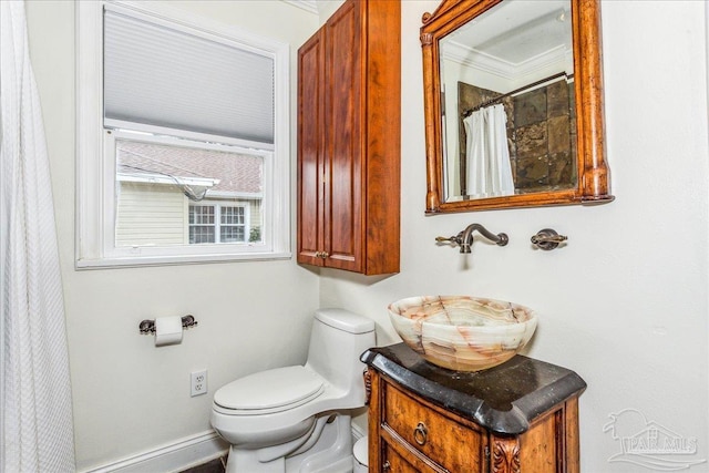 full bath featuring vanity, toilet, and baseboards