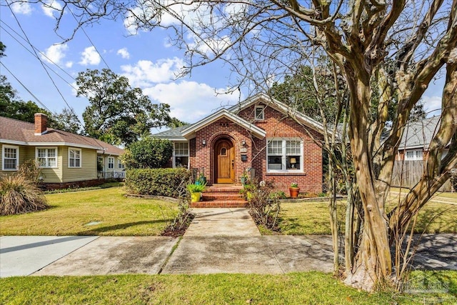 view of front of property featuring a front yard and brick siding