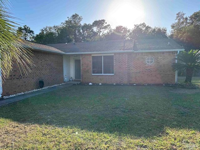 view of front of property featuring a front yard and brick siding