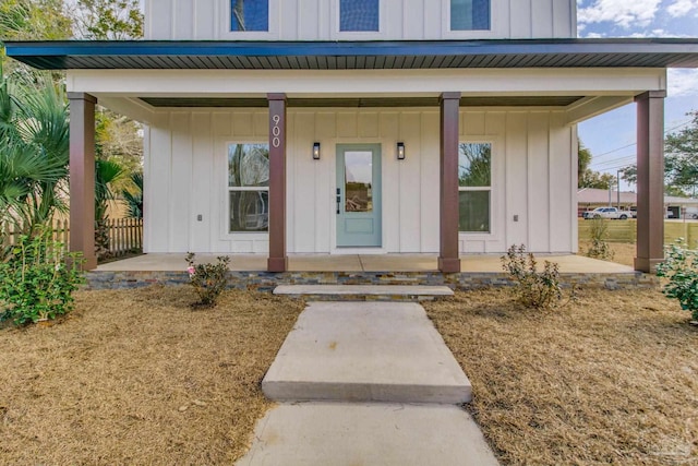 entrance to property featuring a porch