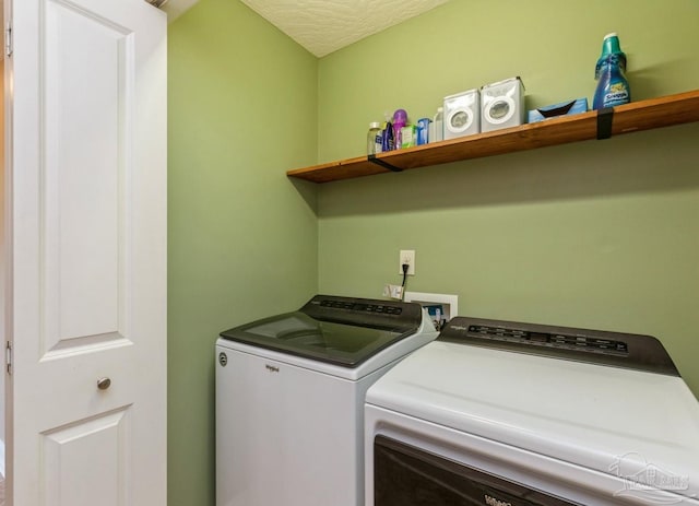 laundry room with a textured ceiling and independent washer and dryer