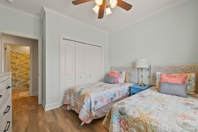 bedroom featuring light hardwood / wood-style floors, ornamental molding, a closet, and ceiling fan