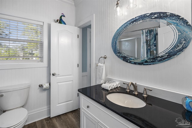 full bath featuring a shower with curtain, vanity, toilet, and wood finished floors