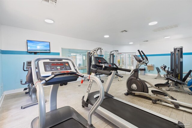 workout area with baseboards, visible vents, and recessed lighting