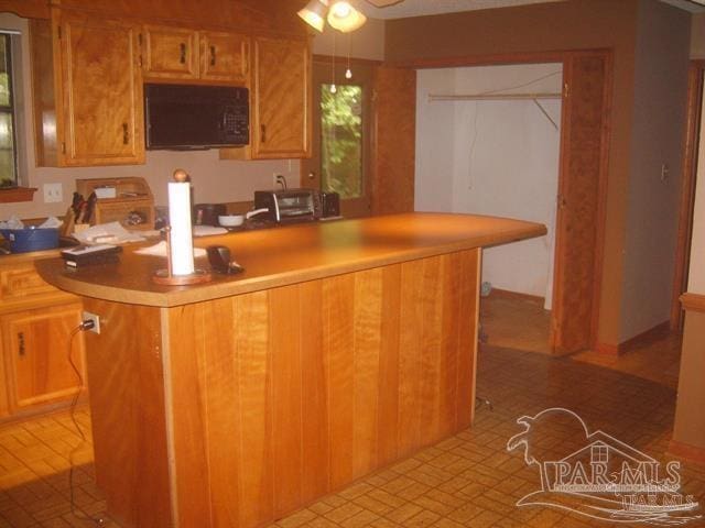 kitchen with ceiling fan