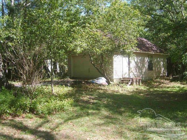 view of yard featuring a storage shed