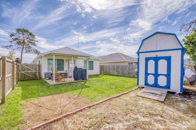 exterior space featuring an outbuilding, a fenced backyard, a storage shed, a yard, and a gate