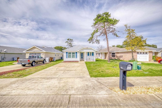 view of front of house featuring driveway and a front yard