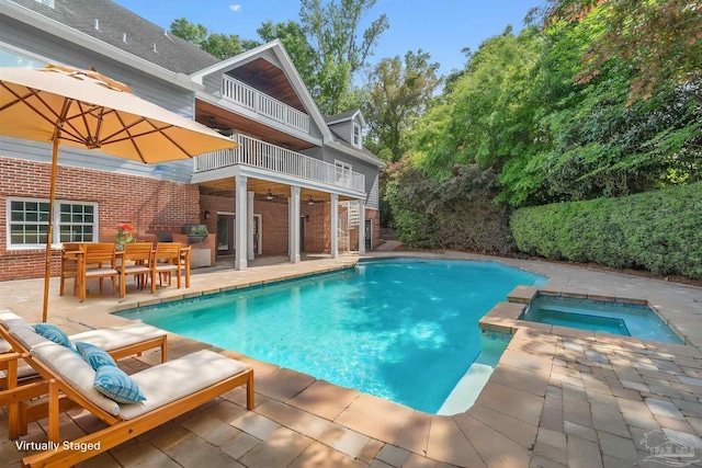 view of swimming pool featuring a fenced in pool, an in ground hot tub, a patio area, and ceiling fan