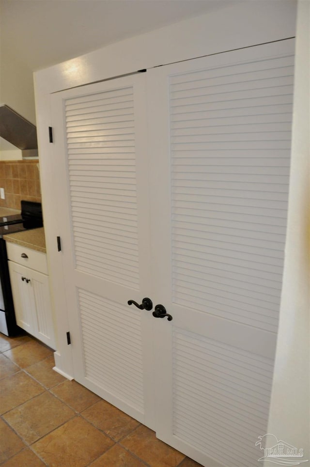 4565 Forsyth St, Bagdad, FL 32583 - detailed view of stainless steel electric stove, backsplash, and under cabinet range hood