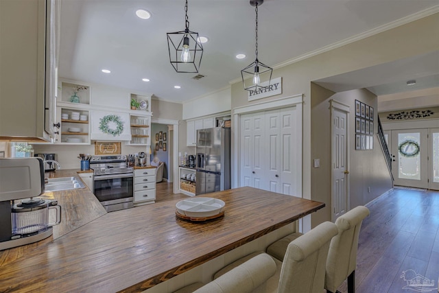 dining area with recessed lighting, crown molding, baseboards, and hardwood / wood-style floors