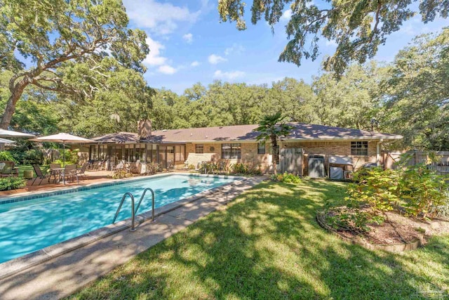 view of swimming pool with a lawn