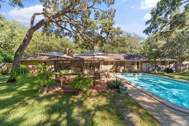 view of swimming pool with a yard