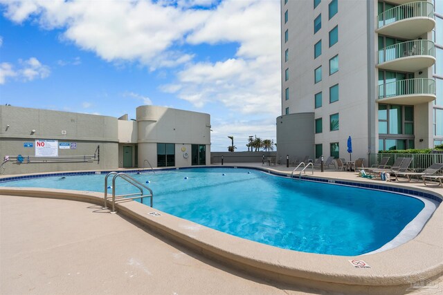 view of swimming pool