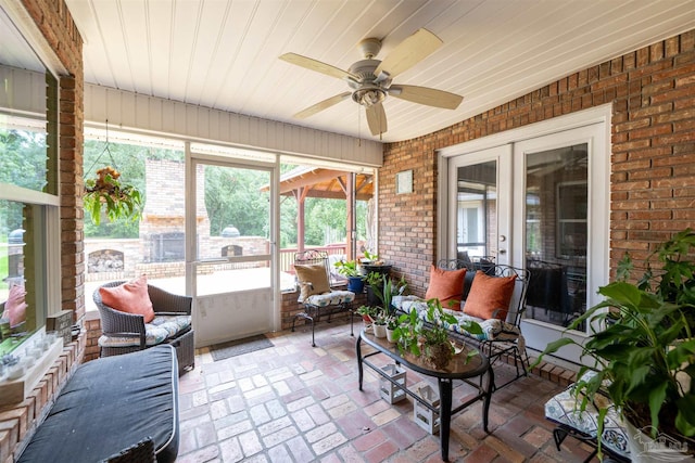 sunroom featuring outdoor lounge area and ceiling fan