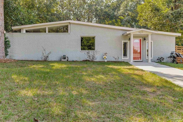 ranch-style home featuring a front lawn