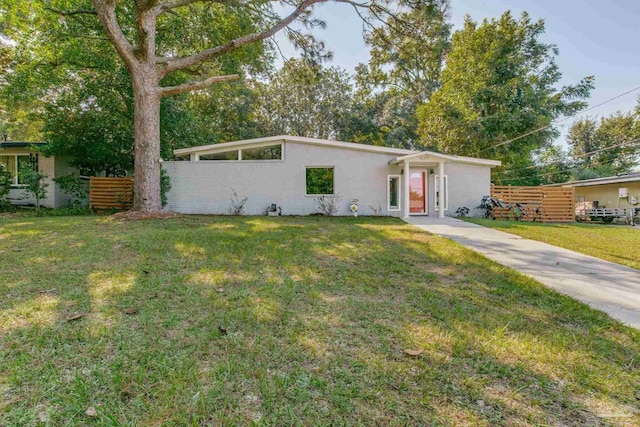 ranch-style house featuring a front yard