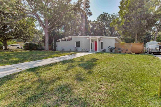 view of front facade featuring a front lawn