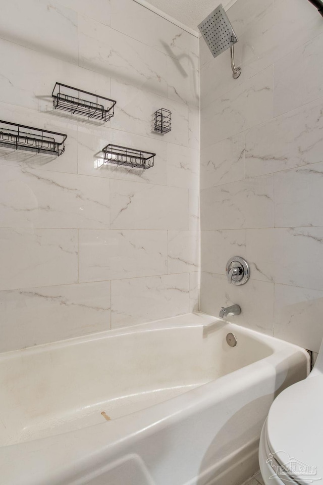 bathroom with tiled shower / bath and toilet