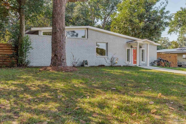 view of front of house featuring a front lawn