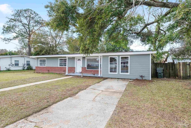 ranch-style home featuring a front lawn