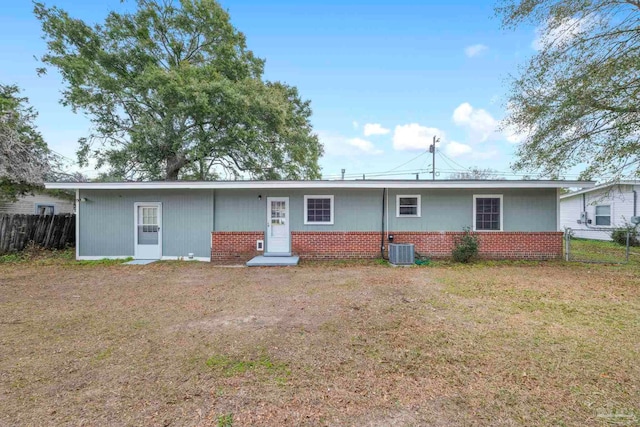 view of front of home featuring central AC unit and a front yard