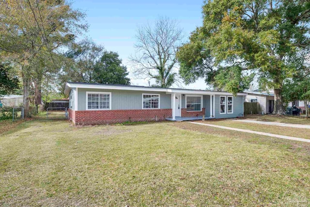 single story home featuring a front yard