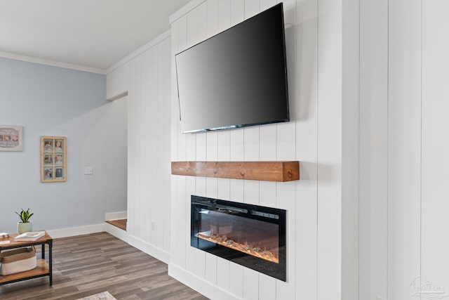 living room featuring crown molding and hardwood / wood-style floors