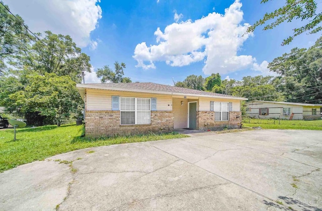 single story home with a front lawn