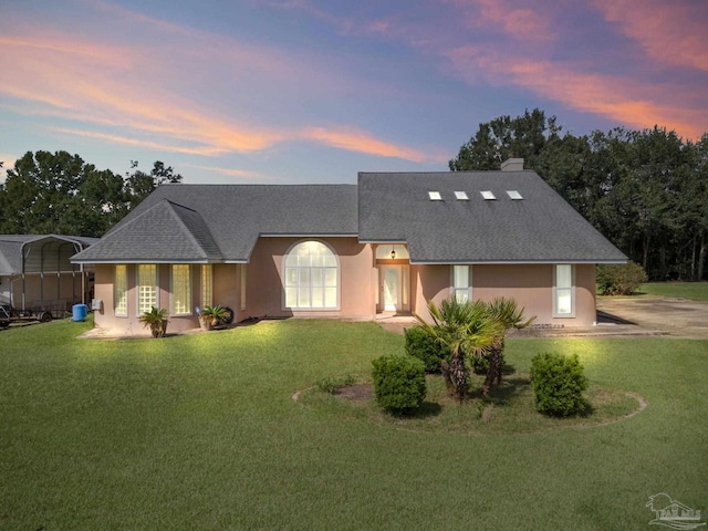 view of front of house featuring a yard